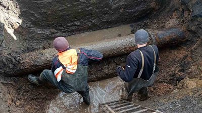 Комунальники в Лозовій ремонтують трубу після удару РФ