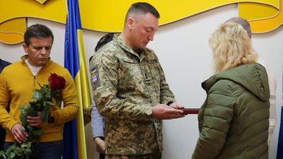 У Житомирі рідним загиблих воїнів передали державні нагороди У Житомирі рідним загиблих воїнів передали державні нагороди