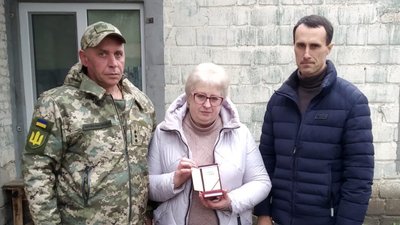На Полтавщині матері полеглого воїна Олега Калашника передали державну нагороду