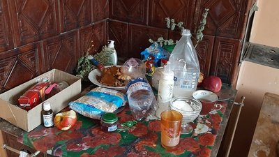 На Прикарпатті однорічний хлопчик залишився між нетверезими людьми та брудному будинку