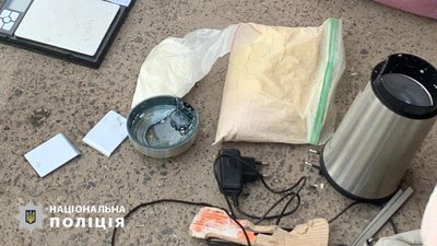 Черкаські поліцейські затримали групу осіб, що виготовляла наркотики Черкаські поліцейські затримали групу осіб, що виготовляла наркотики