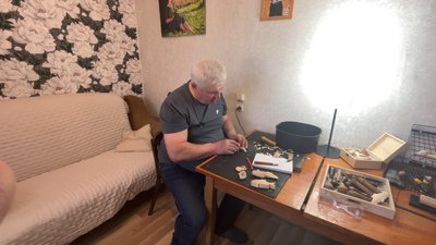 "Треба силу мати": різьбяр з Волині виготовляє дерев’яні сувеніри з краєвидами озера Світязь — Василь Ханзерук "Треба силу мати": різьбяр з Волині виготовляє дерев’яні сувеніри з краєвидами озера Світязь — Василь Ханзерук