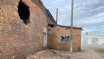 Пошкоджені будинки, гаражі та елеватор. Поліція Сумщини відкрила кримінальне провадження через російські обстріли