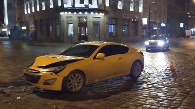 У Львові нетверезий водій в'їхав у авто поліції: є травмований
