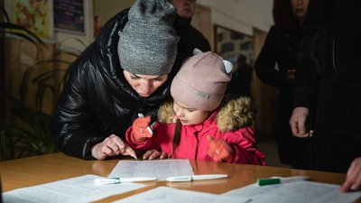 "Щоб не літали над нами ракети". Дніпряни збирають підписи за закриття неба над Україною