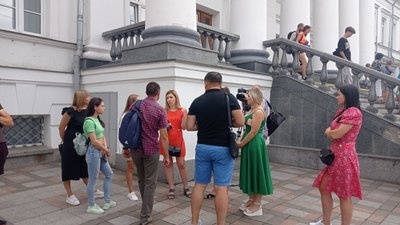 У Полтаві люди вдруге зібралися біля міськради, бо не можуть заселитися до квартир: що просять