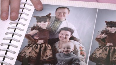 Наталія Петрів показує родинний фотоальбом Наталія Петрів показує родинний фотоальбом