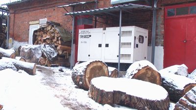 Коли вимикають електроенергію, пральня працює на дизель-генераторі. Коли вимикають електроенергію, пральня працює на дизель-генераторі.