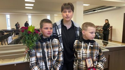 Тетяна із синами отримала нагороду загиблого чоловіка, Тернопіль, 15 квітня, 2024 Тетяна із синами отримала нагороду загиблого чоловіка, Тернопіль, 15 квітня, 2024