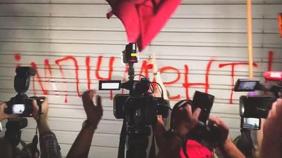 Учасники акції лишили напис для президента Учасники акції лишили напис для президента