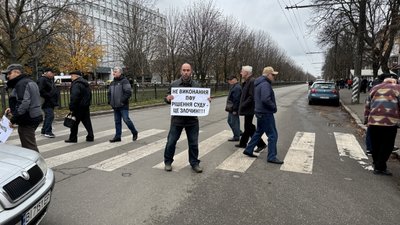 У Полтаві військові пенсіонери перекрили рух транспорту через пенсії