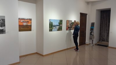 "Херсон. De рrofundis". У Києві пройшла виставка робіт з зображенням наслідків підриву Каховської ГЕС