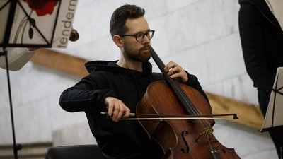"Концерт поміж вибухів": музиканти Kharkiv Music Fest зіграли для харків'ян в метро "Концерт поміж вибухів": музиканти Kharkiv Music Fest зіграли для харків'ян в метро