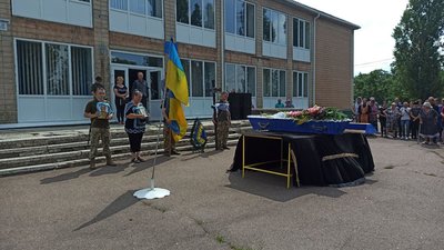 Залишилось п'ятеро дітей. На Кіровоградщині попрощались з бійцем Ігорем Ярмошевичем
