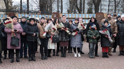 У Івано-Франківську вшанували пам'ять героїв Крут і бійців, загиблих у російсько-українській війні У Івано-Франківську вшанували пам'ять героїв Крут і бійців, загиблих у російсько-українській війні