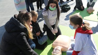 У Житомирі на Михайлівській перехожих вчили робити серцево-легеневу реанімацію У Житомирі на Михайлівській перехожих вчили робити серцево-легеневу реанімацію