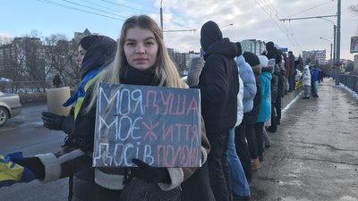 "Поверніть наших рідних з полону": у Франківську утворили ланцюг єдності на підтримку військовополонених "Поверніть наших рідних з полону": у Франківську утворили ланцюг єдності на підтримку військовополонених