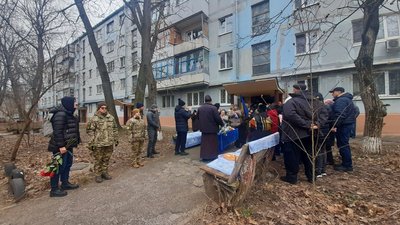 У Запоріжжі попрощалися із загиблим військовослужбовцем батальону "Азов" Іваном Сіріцею У Запоріжжі попрощалися із загиблим військовослужбовцем батальону "Азов" Іваном Сіріцею
