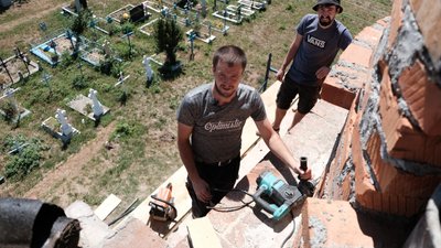 На будівництво церкви в Чернівецькій області дяк з місцевими зібрали приблизно три мільйони гривень На будівництво церкви в Чернівецькій області дяк з місцевими зібрали приблизно три мільйони гривень