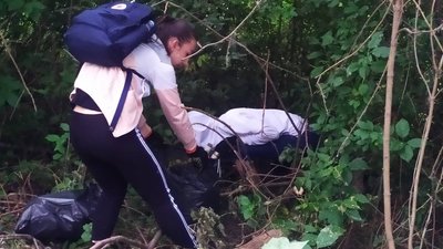 До прибирання долучаються небайдужі хмельничани. До прибирання долучаються небайдужі хмельничани.