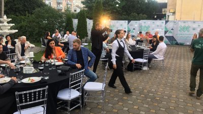 Понад мільйон гривень на потреби ЗСУ зібрали у Житомирі під час аукціону Понад мільйон гривень на потреби ЗСУ зібрали у Житомирі під час аукціону