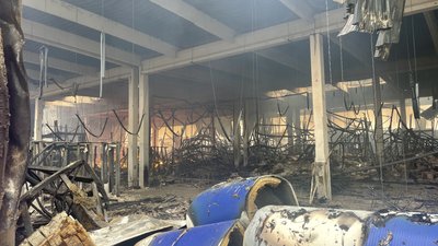 У Херсоні внаслідок обстрілів сталася пожежа в Епіцентрі. Вигоріла половина приміщення У Херсоні внаслідок обстрілів сталася пожежа в Епіцентрі. Вигоріла половина приміщення