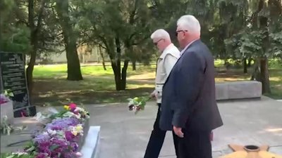 Під червоними прапорами в оточені військових РФ: на Херсонщині колаборанти влаштували святкування 9 травня Під червоними прапорами в оточені військових РФ: на Херсонщині колаборанти влаштували святкування 9 травня