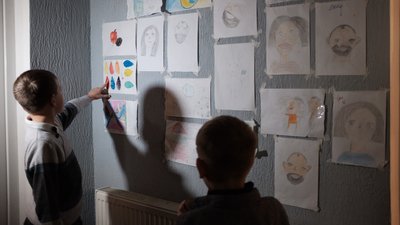 Наздоганяють шкільну програму та відвідують гуртки. Як на Буковині працює патронатна сім’я