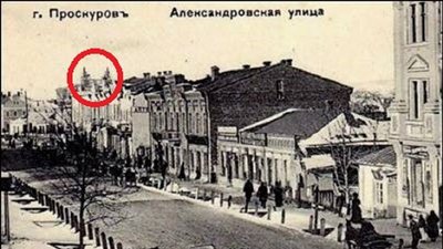 На фотографії 1917 року видно шпилі костелу. Фото зроблене на вулиці Олександрівській (нині Проскурівська).