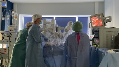 У Львові 4-річній дівчинці видалили злоякісну пухлину за допомогою робота Da Vinci У Львові 4-річній дівчинці видалили злоякісну пухлину за допомогою робота Da Vinci