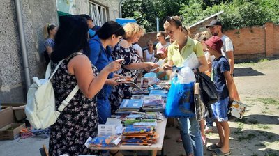 У кропивницькому гуманітарному центрі роздають шкільне приладдя дітям-переселенцям У кропивницькому гуманітарному центрі роздають шкільне приладдя дітям-переселенцям