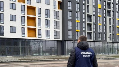 Прокурор біля житлового комплексу у Слобідському районі Харкова