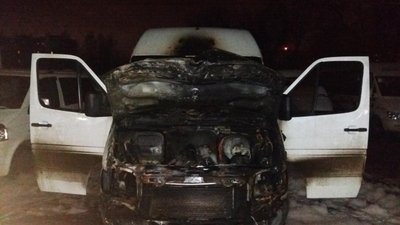 У Чернігові на Кошового горів мікроавтобус