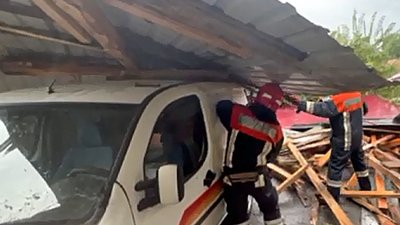 Повалені дерева, знівечені автівки, зірвані дахи, підтоплені дороги: наслідки буревію на Хмельниччині Повалені дерева, знівечені автівки, зірвані дахи, підтоплені дороги: наслідки буревію на Хмельниччині