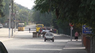 Селище Сатанів причепурюють та готують до завтрашнього візиту гаранта. Фото: Суспільне. Селище Сатанів причепурюють та готують до завтрашнього візиту гаранта. Фото: Суспільне.