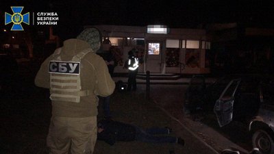 П'ятьох жителів Донеччини викрили на збуті зброї, боєприпасів та вибухівки. ФОТО П'ятьох жителів Донеччини викрили на збуті зброї, боєприпасів та вибухівки. ФОТО
