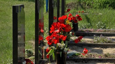 Живі квіти на могилах. Цвинтар у селі Веприк Полтавської області Живі квіти на могилах. Цвинтар у селі Веприк Полтавської області