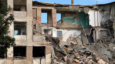 Зруйнована будівля швейної фабрики внаслідок російської атаки