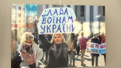 "Я йшов, бо знав, що там — люди, що це треба висвітлювати". Репортаж із фотовиставки "Нескорений Херсон" у Франківську "Я йшов, бо знав, що там — люди, що це треба висвітлювати". Репортаж із фотовиставки "Нескорений Херсон" у Франківську