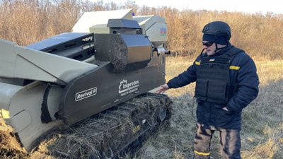 Піротехніки Полтавщини навчаються працювати із машиною для розмінування: що це таке