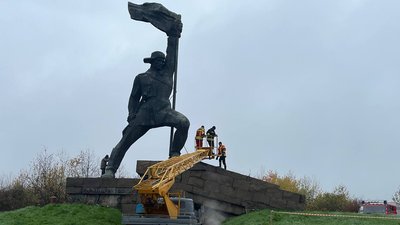 Демонтаж пам'ятника радянському солдату в Ужгороді: як проходило знесення та що буде далі зі статуєю Демонтаж пам'ятника радянському солдату в Ужгороді: як проходило знесення та що буде далі зі статуєю