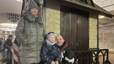У Харківському метро встановили новорічну ялинку У Харківському метро встановили новорічну ялинку