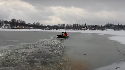 Лебеді у безпеці. На міському озері у Долині рятувальники з комунальниками проламували кригу Лебеді у безпеці. На міському озері у Долині рятувальники з комунальниками проламували кригу