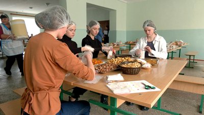 Учні з Вінниччини виготовляють сухофрукти для оборонців Учні з Вінниччини виготовляють сухофрукти для оборонців