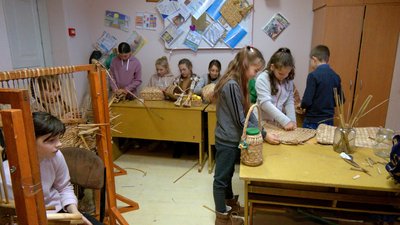 "Потрібно відновлювати цей промисел": у селах на Вінниччині проводять безкоштовні гуртки з рогозоплетіння