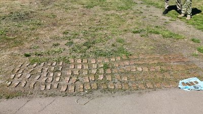 У покинутому будинку на Донеччині знайшли схованку боєприпасів У покинутому будинку на Донеччині знайшли схованку боєприпасів