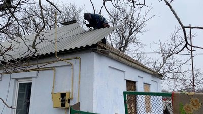 Якщо знесло дах. Добробат ремонтує будинки в Галицинівській громаді Якщо знесло дах. Добробат ремонтує будинки в Галицинівській громаді