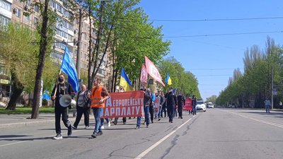 "Менше працювати, більше заробляти", "Підвищуйте зарплати, а не тарифи", — мітинг у Кривому Розі "Менше працювати, більше заробляти", "Підвищуйте зарплати, а не тарифи", — мітинг у Кривому Розі