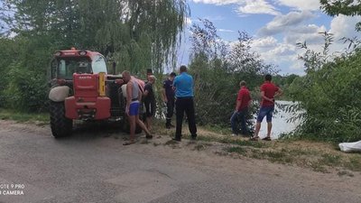 На Черкащині автомобіль впав у воду. В салоні заблоковані люди.