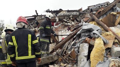 Рятувальники розбирають завали після російських обстрілів на Харківщині